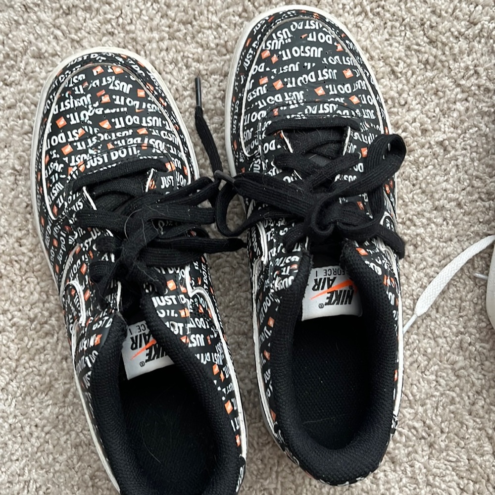 Nike air tennis shoes. Barely worn. Size 6Y